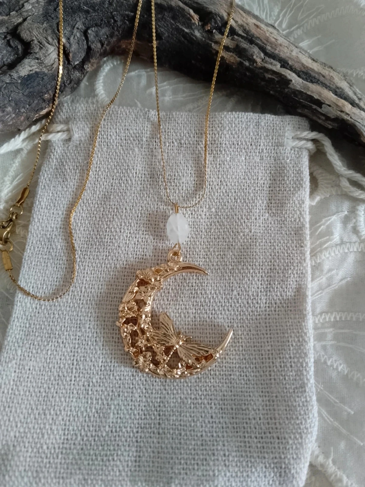 Collier lune papillon et pierre de cristal de roche